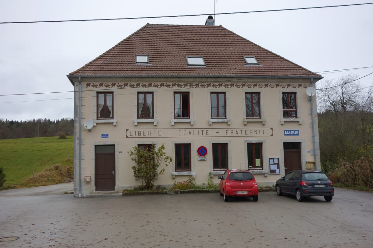 Mairie d'une petite commune française — illustration de l'échelle communale accompagnée par Devoto